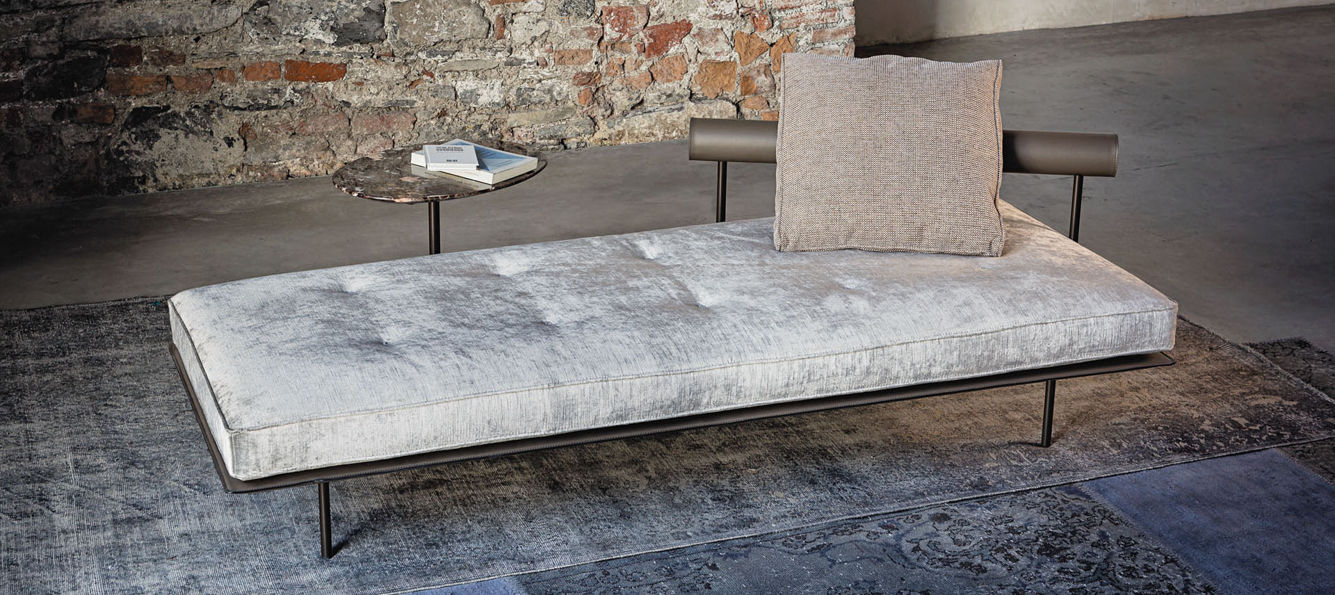 Modern store style daybed